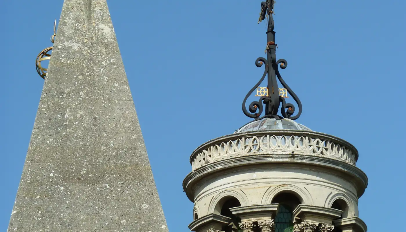 Le dôme de la chapelle du Château d'Anet, avec sa lanterne à colonnes et les sphères armillaires qui couronnent les pinacles voisins
