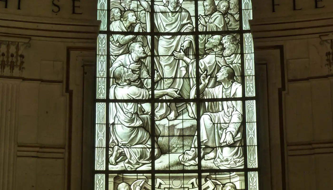 Vitrail à l'intérieur de la chapelle restaurée du Château d'Anet