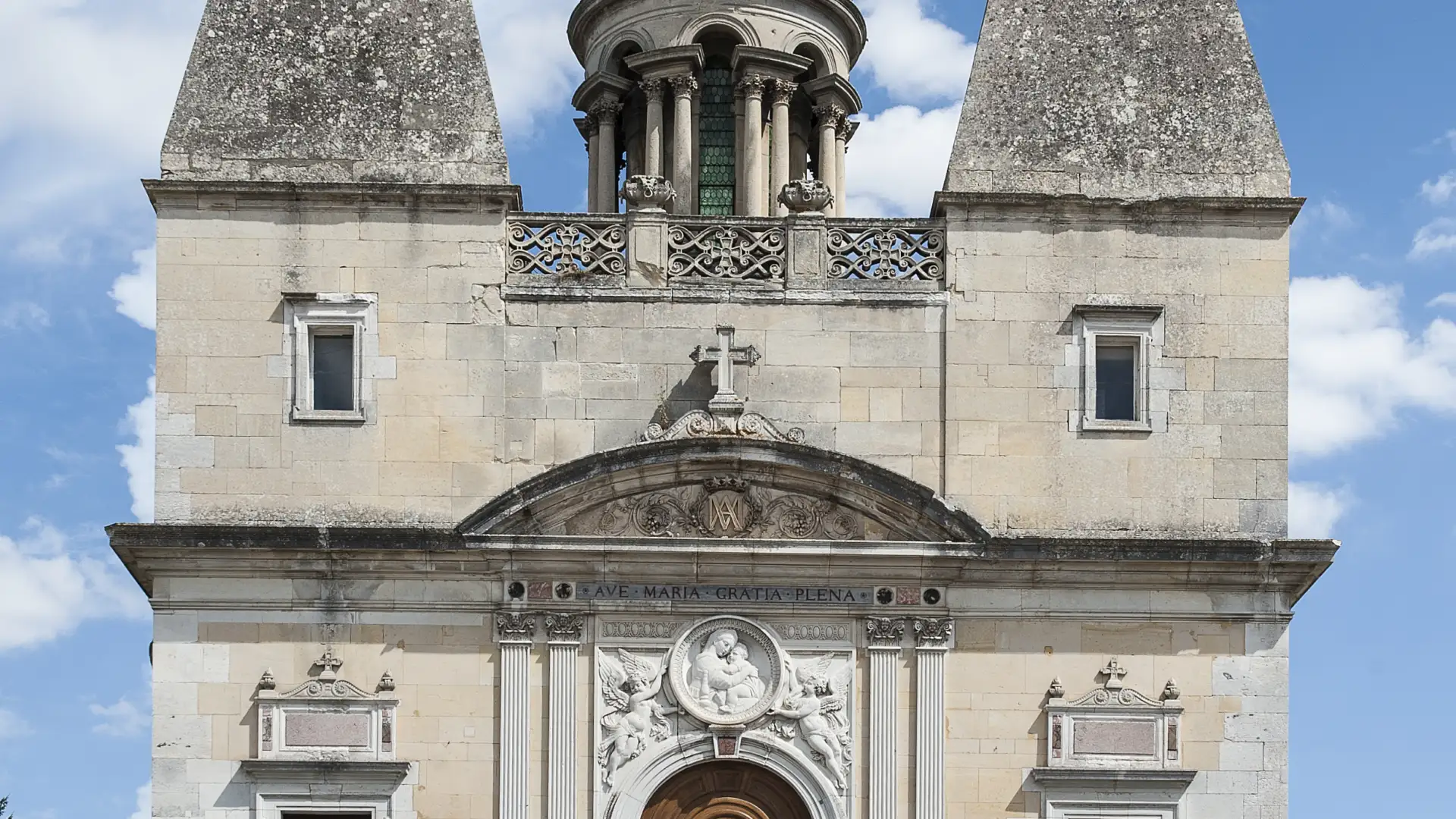 Façade de la chapelle du Château d'Anet, avec son dôme et ses deux pyramidions