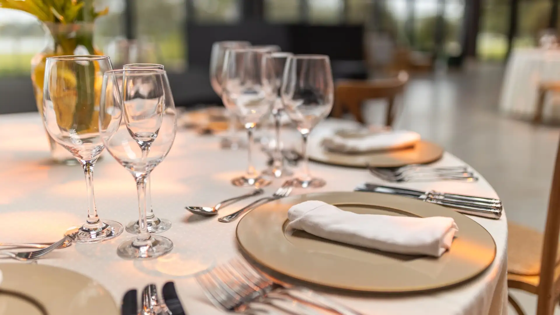 Table dressée pour un repas au restaurant, avec verres et serviettes, illustration