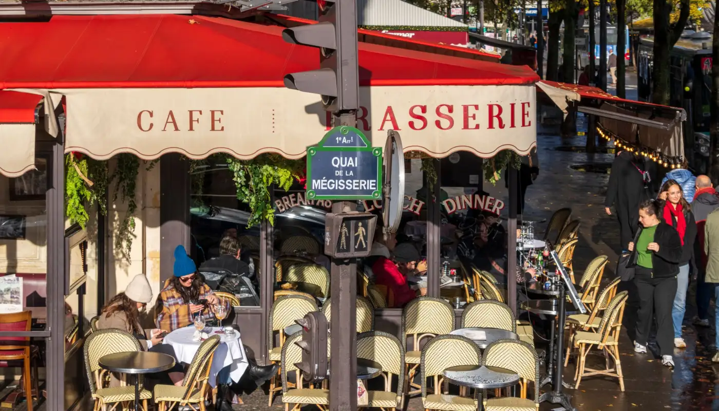 Terrasse de café en centre-bourg avec tables et chaises installées dehors